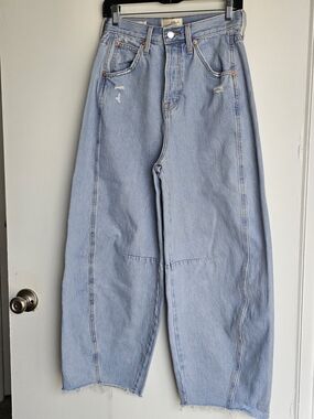 Women’s High Rise Relaxed Hip and Thigh Curved Leg Button Fly Jeans Size 2reg